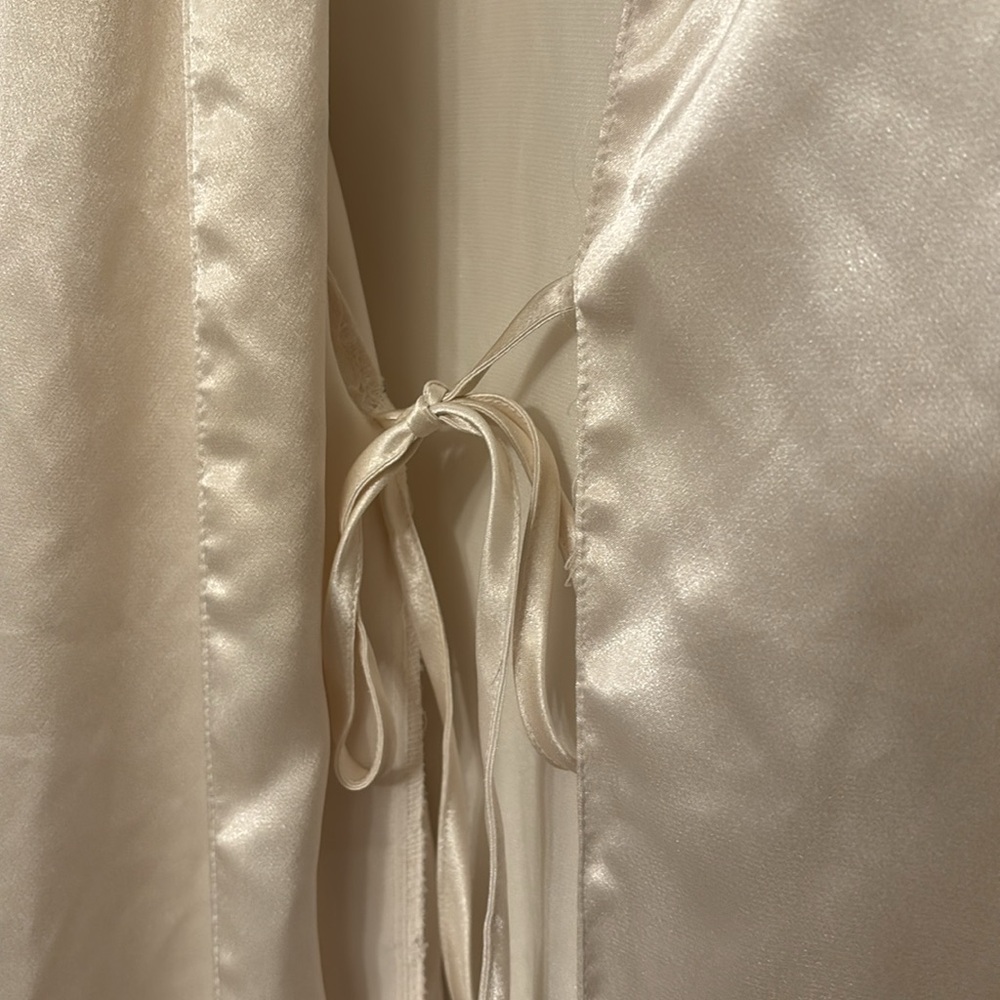 Vintage ivory robe. Size small. - Picture 3 of 5